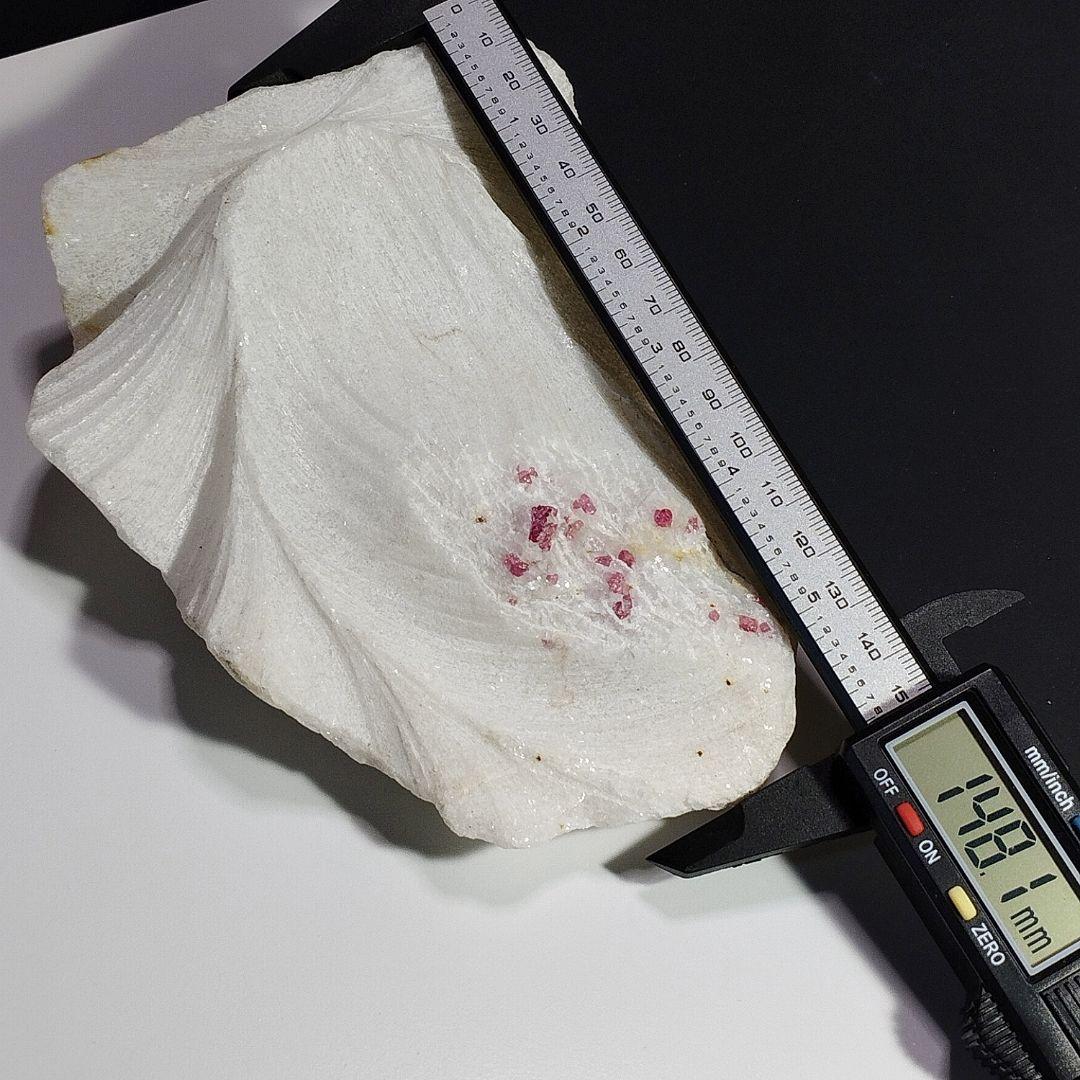 834g 母岩付き スピネル 原石 自立可能 ピンク レッドスピネル UV蛍光