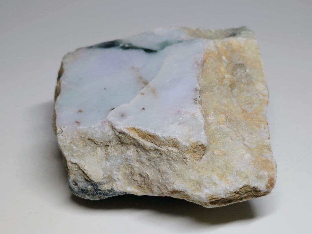 淡ラベ緑 574g 翡翠 ヒスイ 原石 鑑賞石 自然石 誕生石 鉱物 鉱石 水石