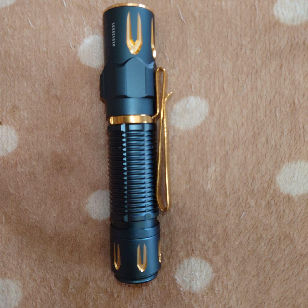 黒と金のクリップ付き懐中電灯　Warrior3S エルフブルー