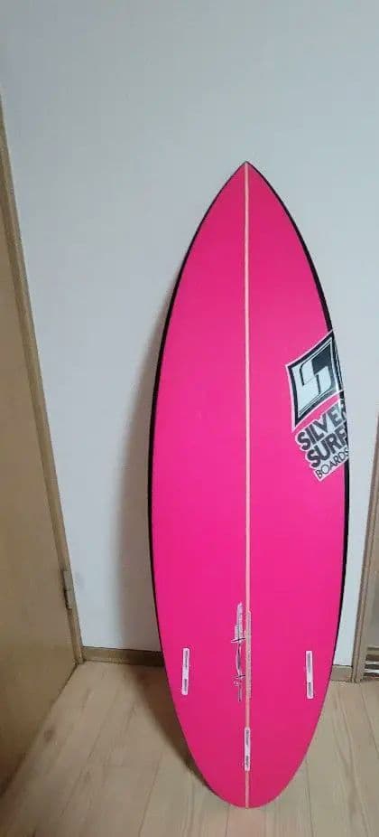 サーブボードイタロ・フェレイラのシェイパーによって作られたsilversurf
