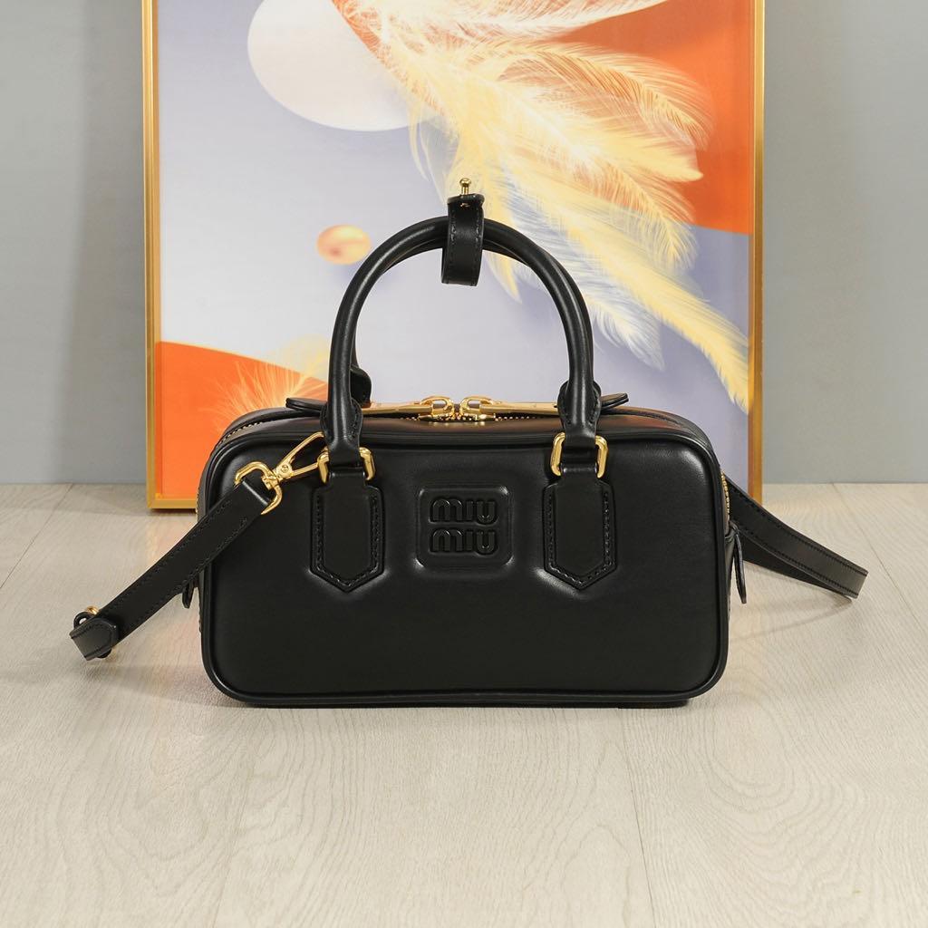 miu miu 黒レザー ハンドバッグ~~