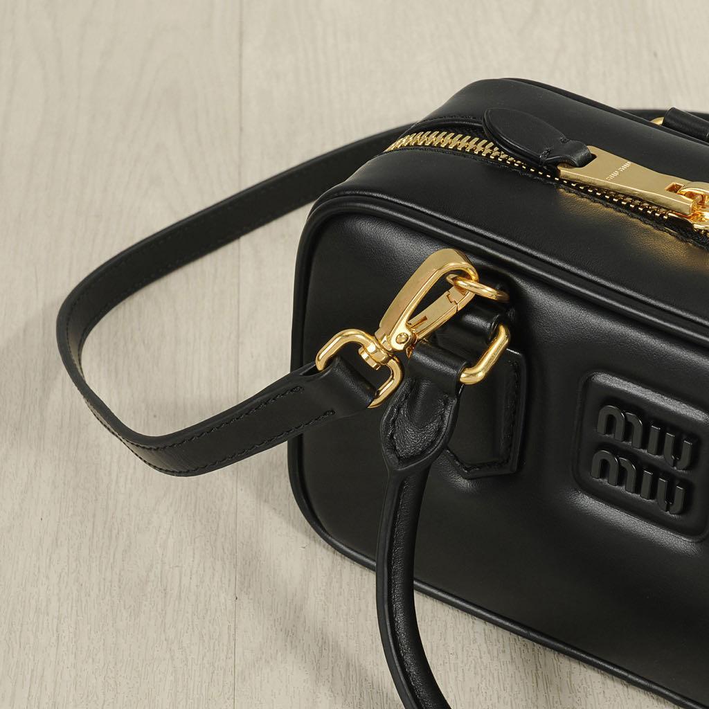 miu miu 黒レザー ハンドバッグ~~