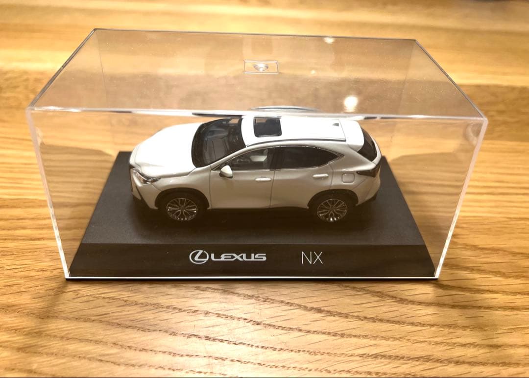LEXUS NX 1/30スケール ミニカー ホワイト ディスプレイケース付き
