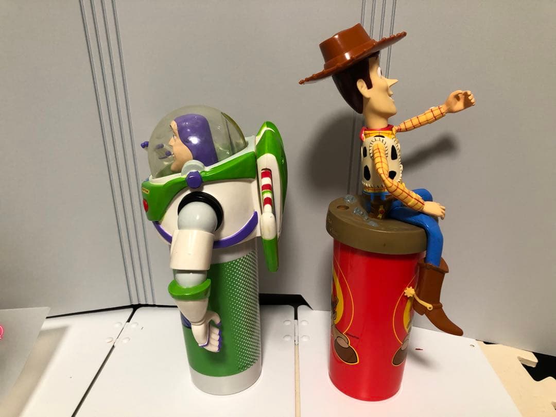トイストーリー　バズライトイヤー、ウッディ　フィギュア付きタンブラー　セット