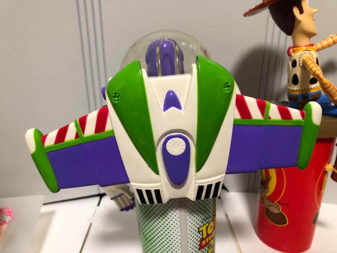 トイストーリー　バズライトイヤー、ウッディ　フィギュア付きタンブラー　セット