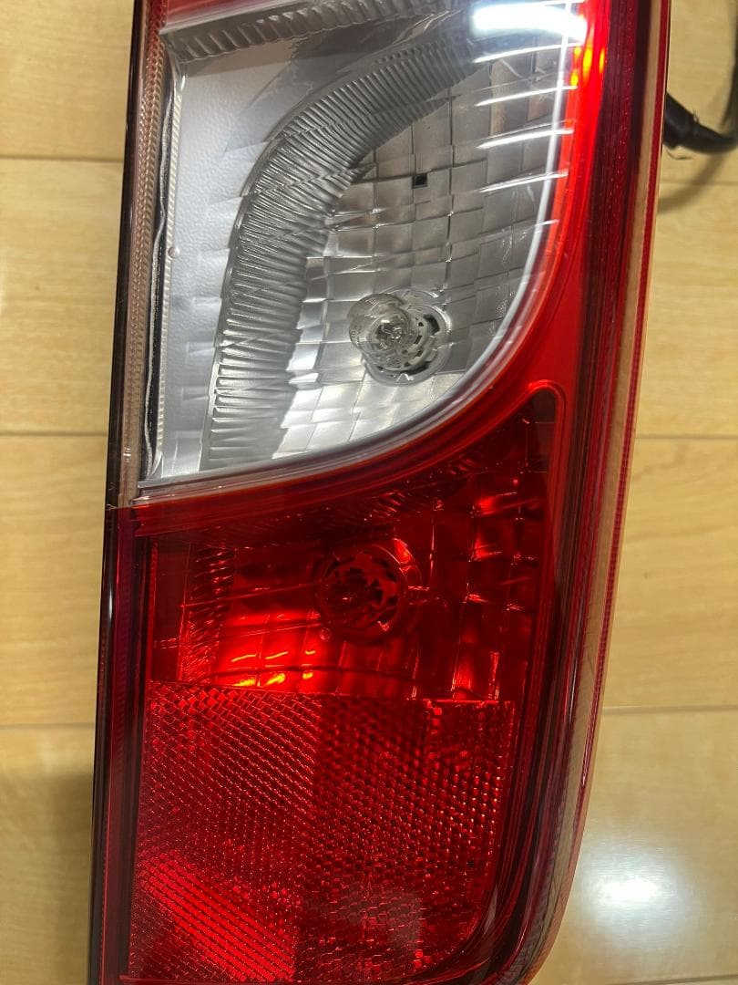 LA100S ムーヴ純正 LED左右テールランプ KOITO 220-51059