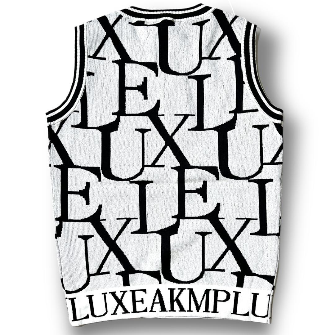 XL リュクスエイケイエムプラス 総柄ビッグロゴ ニットベスト ホワイト