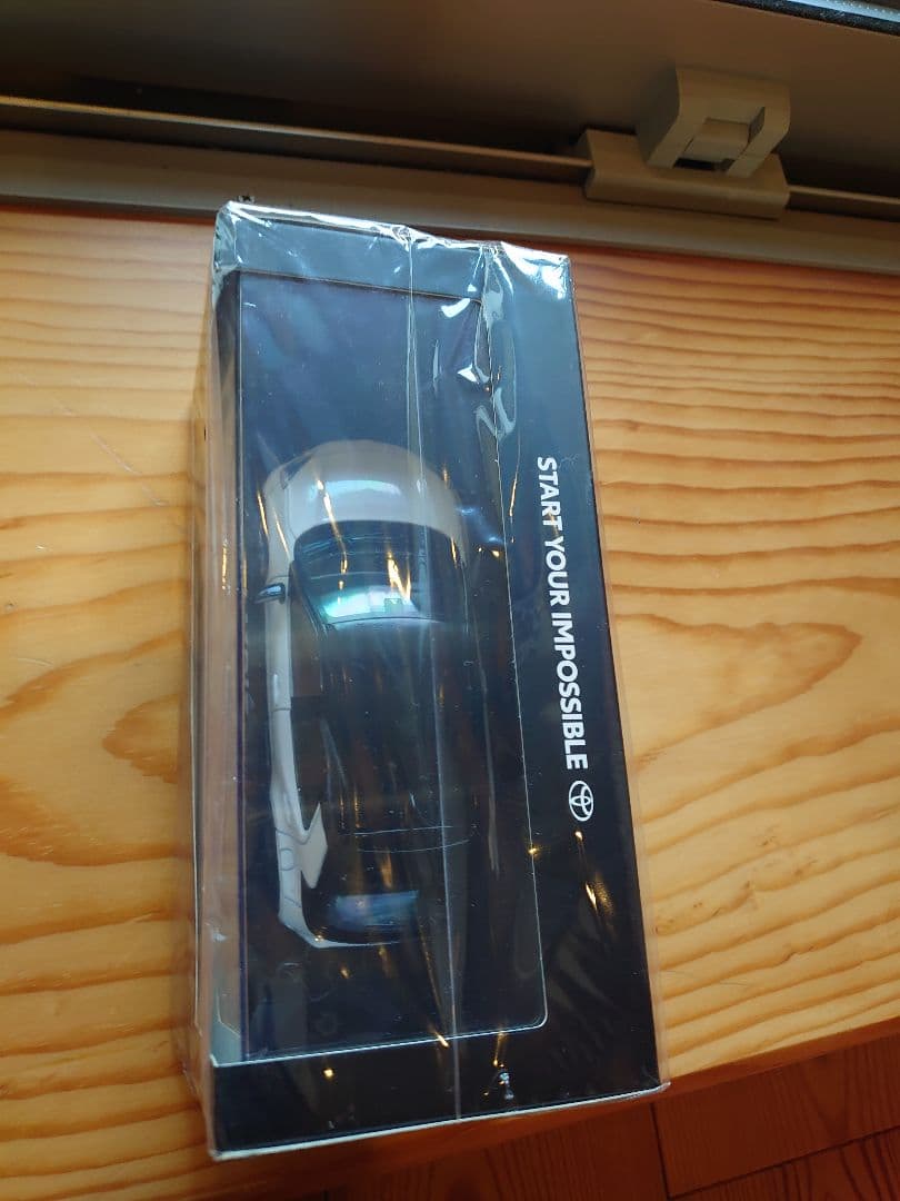 【新品】ヤリスクロス　ブラックマイカ×ホワイトパール　カラーサンプル