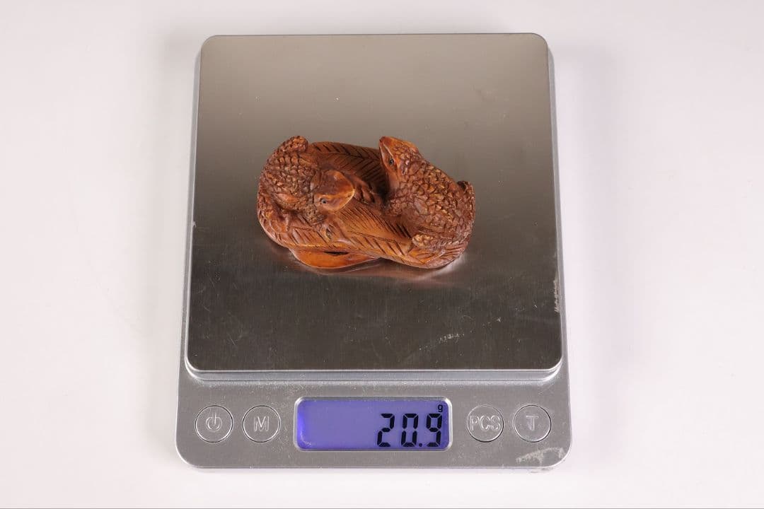木製 提物 根付 草履に蛙 カエル 彫刻 木彫り【MB299】