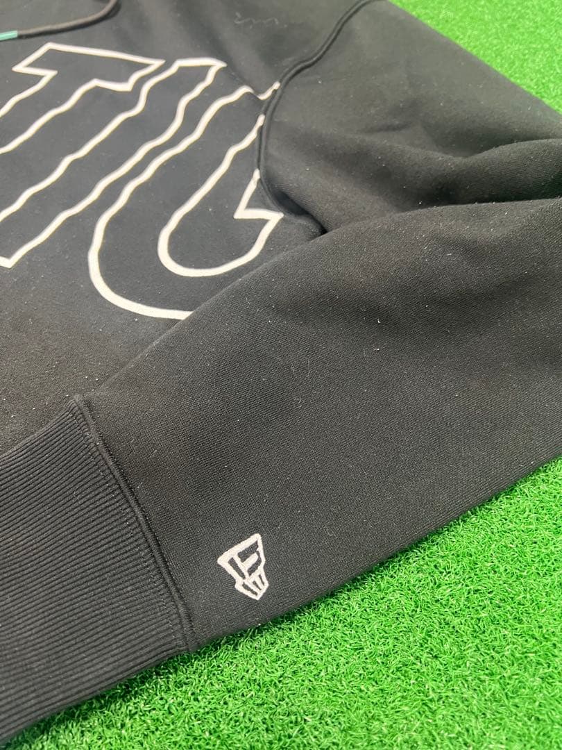 阪神タイガース、選手用パーカー！ New Era タイガースマーク刺繍入り！
