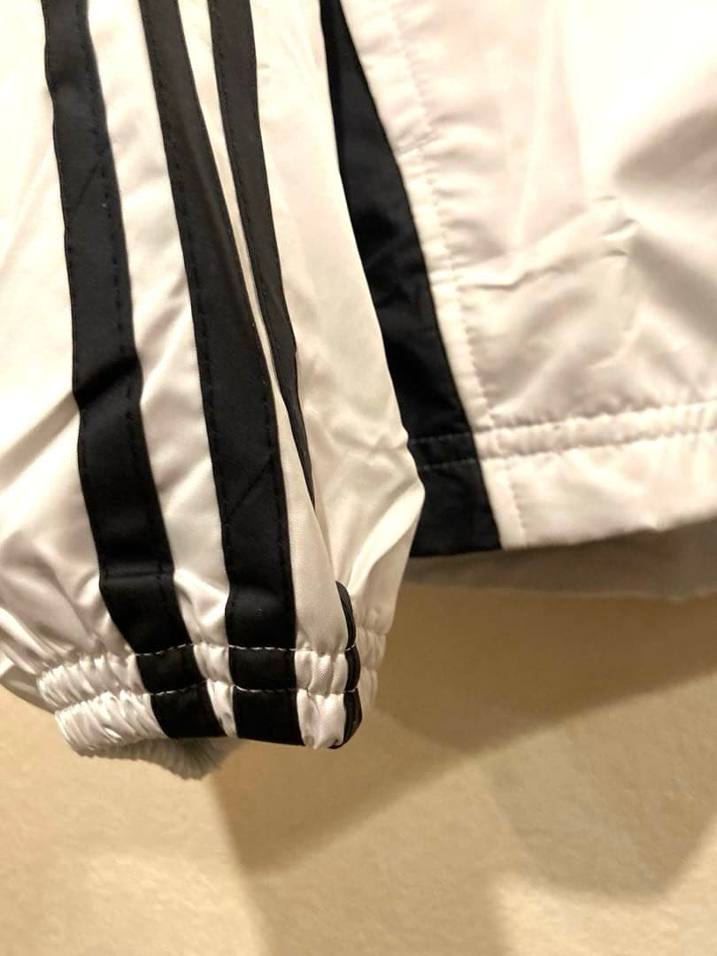 新品タグ付adidas製　慶應ウィンドブレーカー　L
