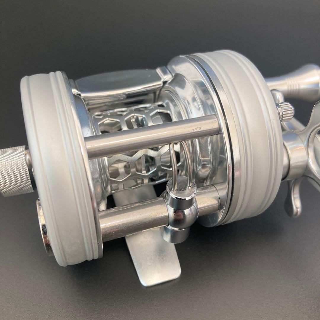 【新品】渓流ベイトリール 丸型リール トラウト用 シルバー 銀 オールドスタイル
