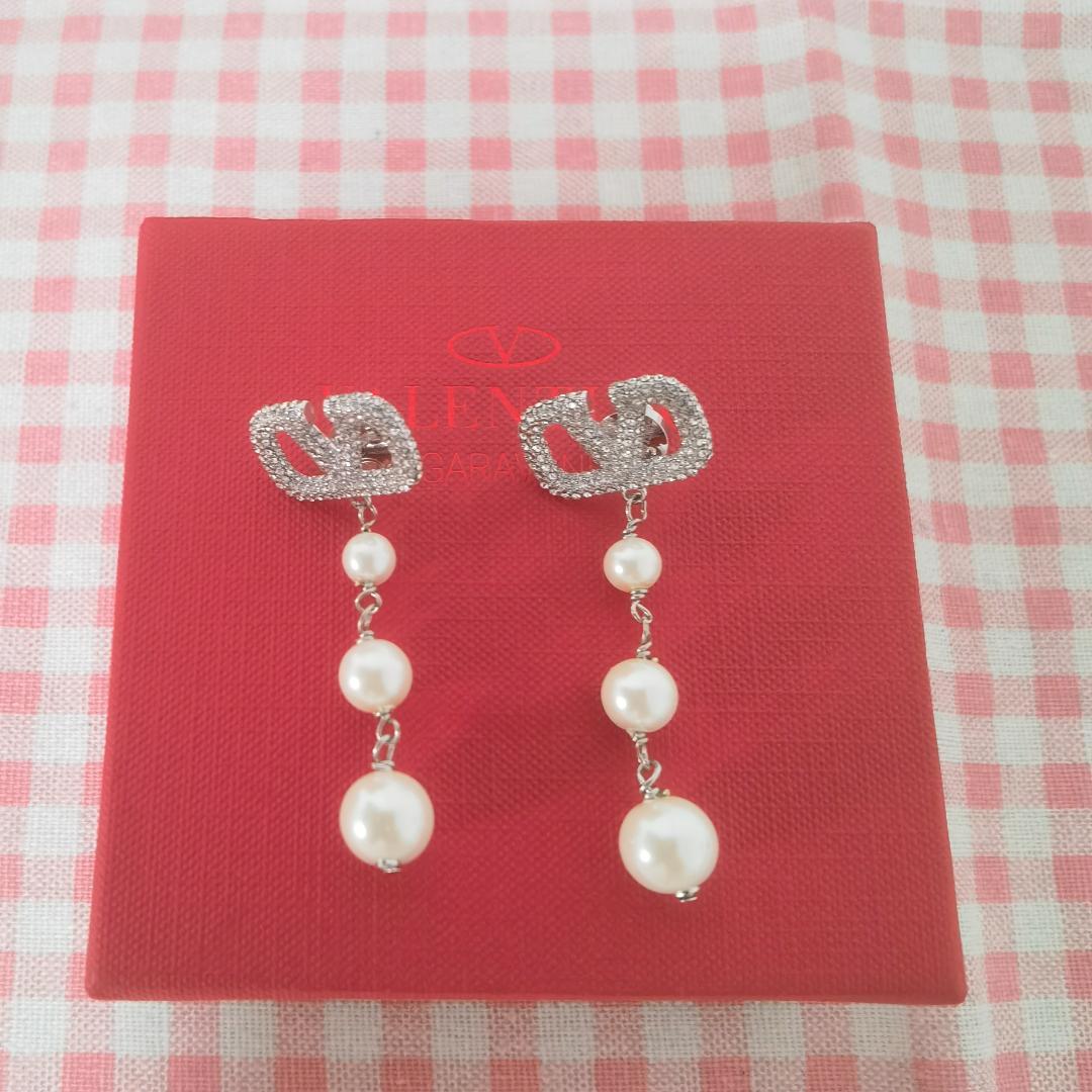 《シルバー》Vロゴ ヴァレンティノ クリスタルパール ピアス 超美品