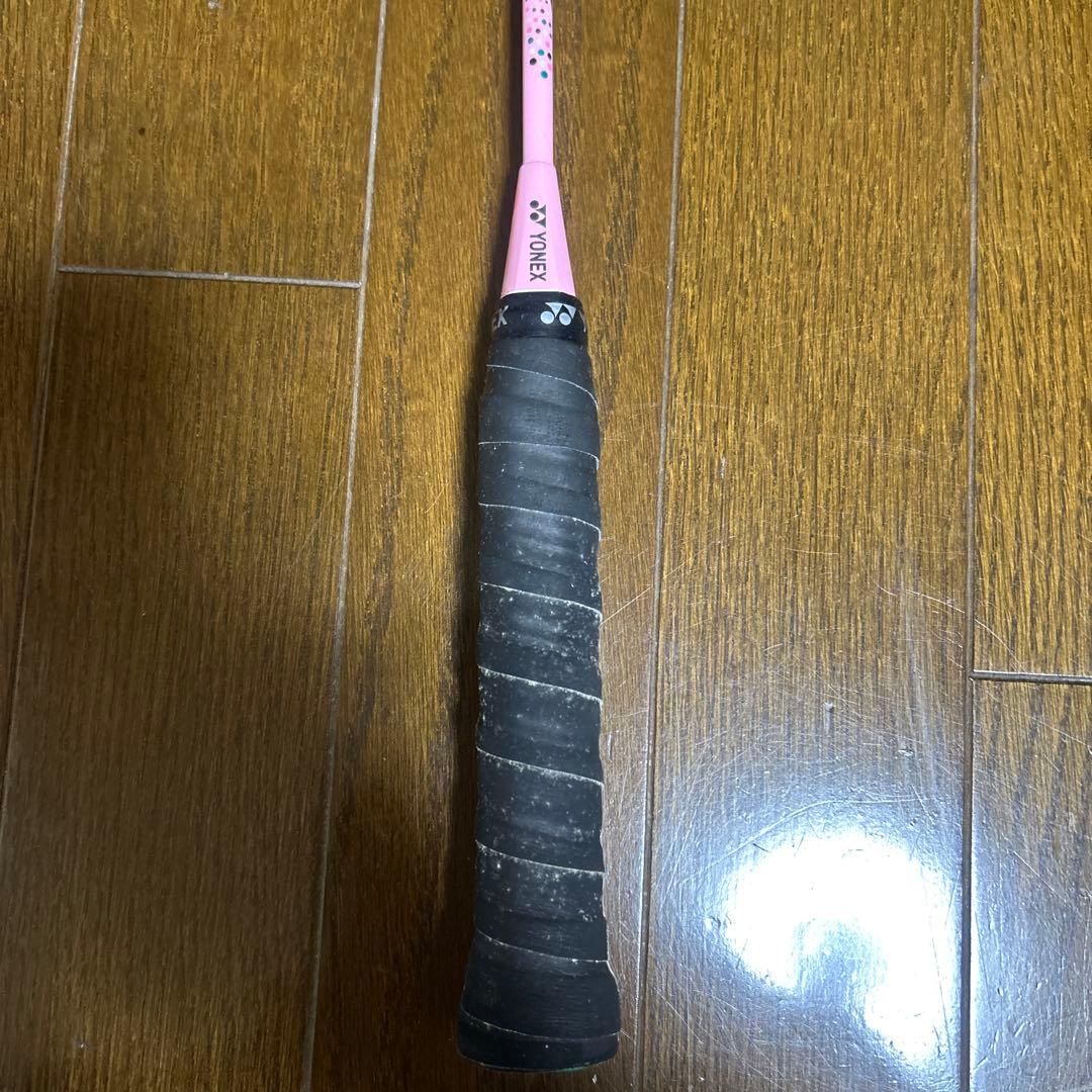 グリップ交換テーブおまけ付き　ヨネックス　バドミントンラケット　ピンク