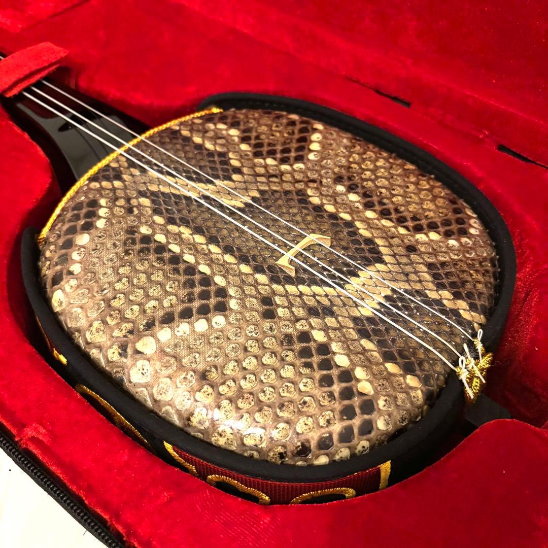 ほぼ新品 沖縄三線 本蛇皮 黒塗り棹 標準サイズ 上位モデル 良音 沖縄伝統楽器