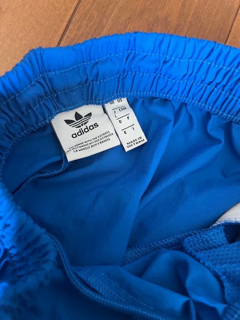 adidas トレーニングパンツ　レディースLサイズ ３本ライン　ナイロンパンツ
