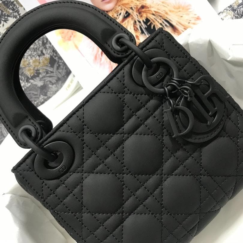 美品・ブラック キルティング レザー ショルダーバッグ~~