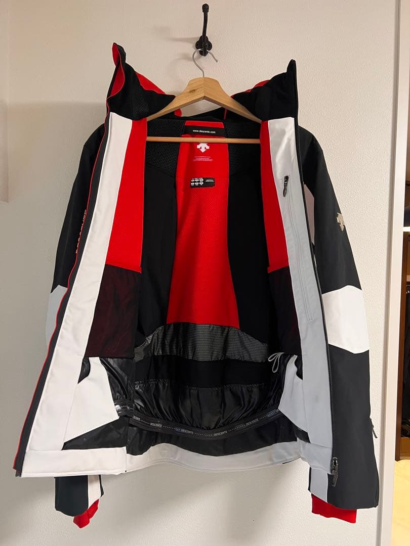 DESCENTE スキーウェア 上下女性用 ホワイト/ブラック/レッド　1回着用