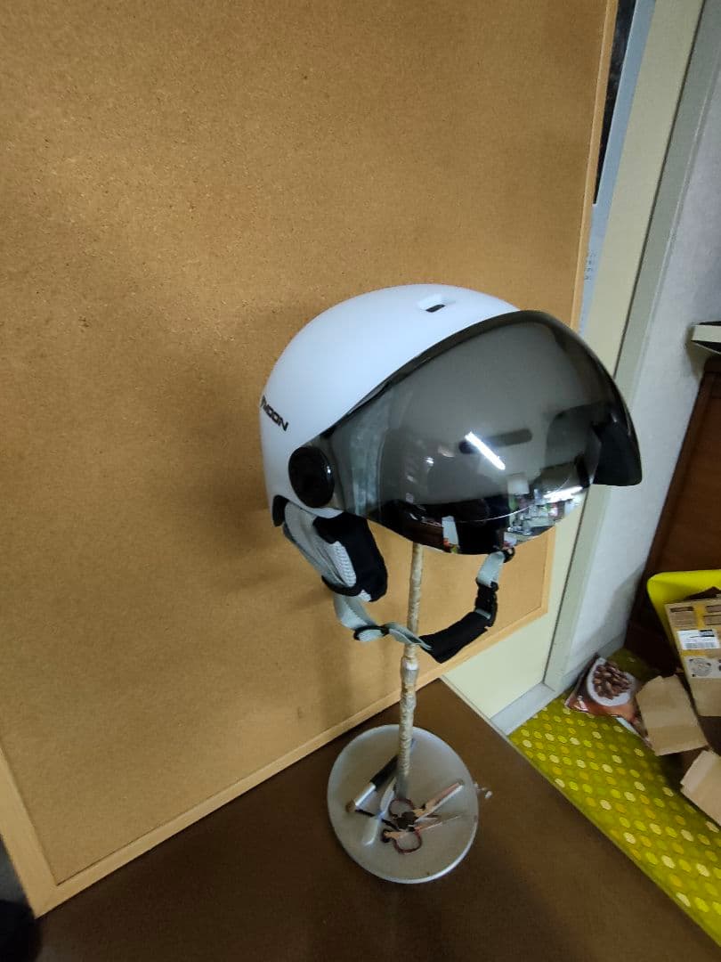 MOON バイザー付きヘルメット ホワイト