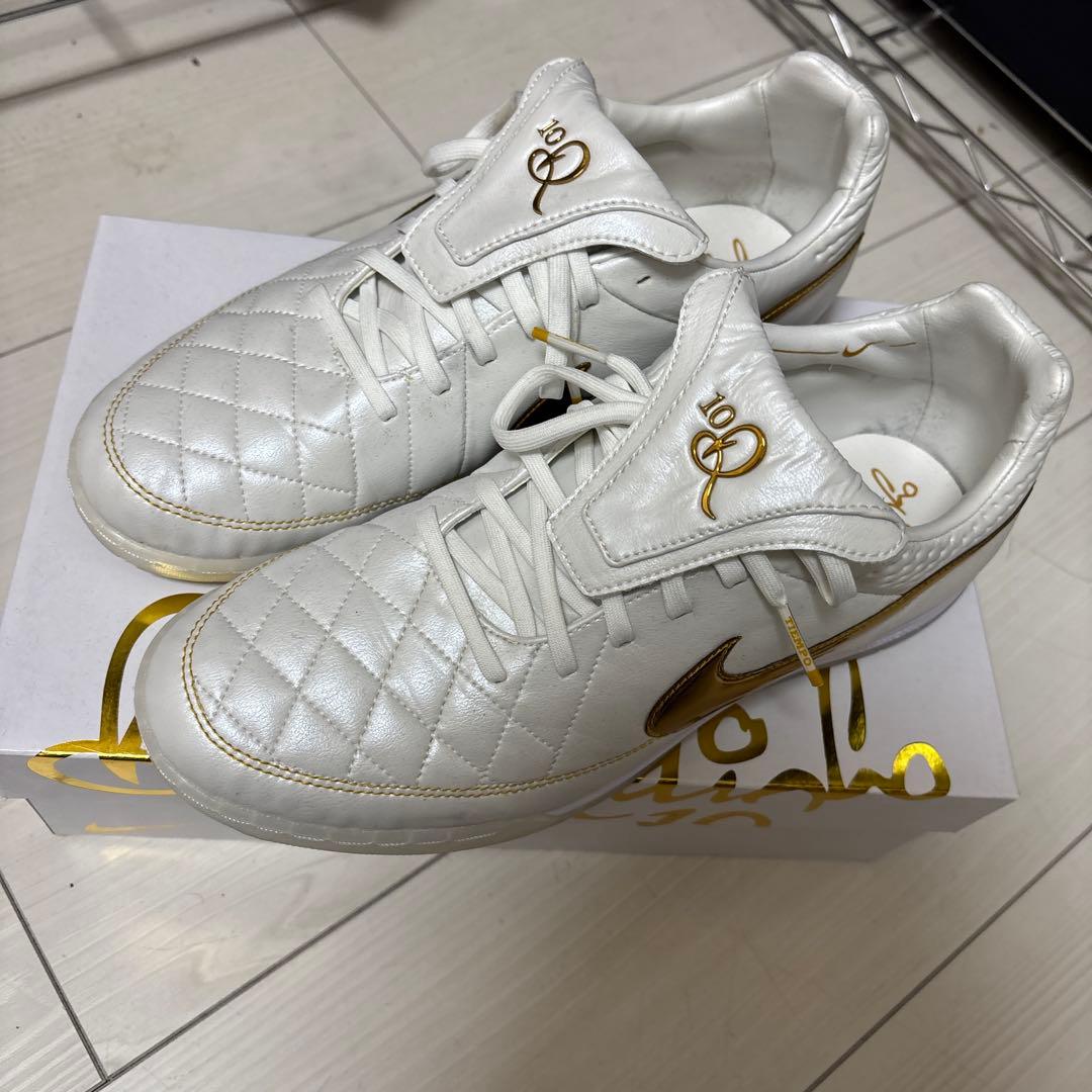 シューズ Ronaldinho x Nike Tiempo Legend of Gold