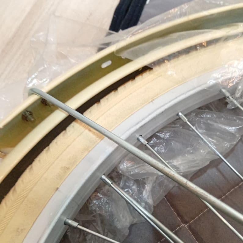 032702 新品　自転車　パンクレスタイヤ