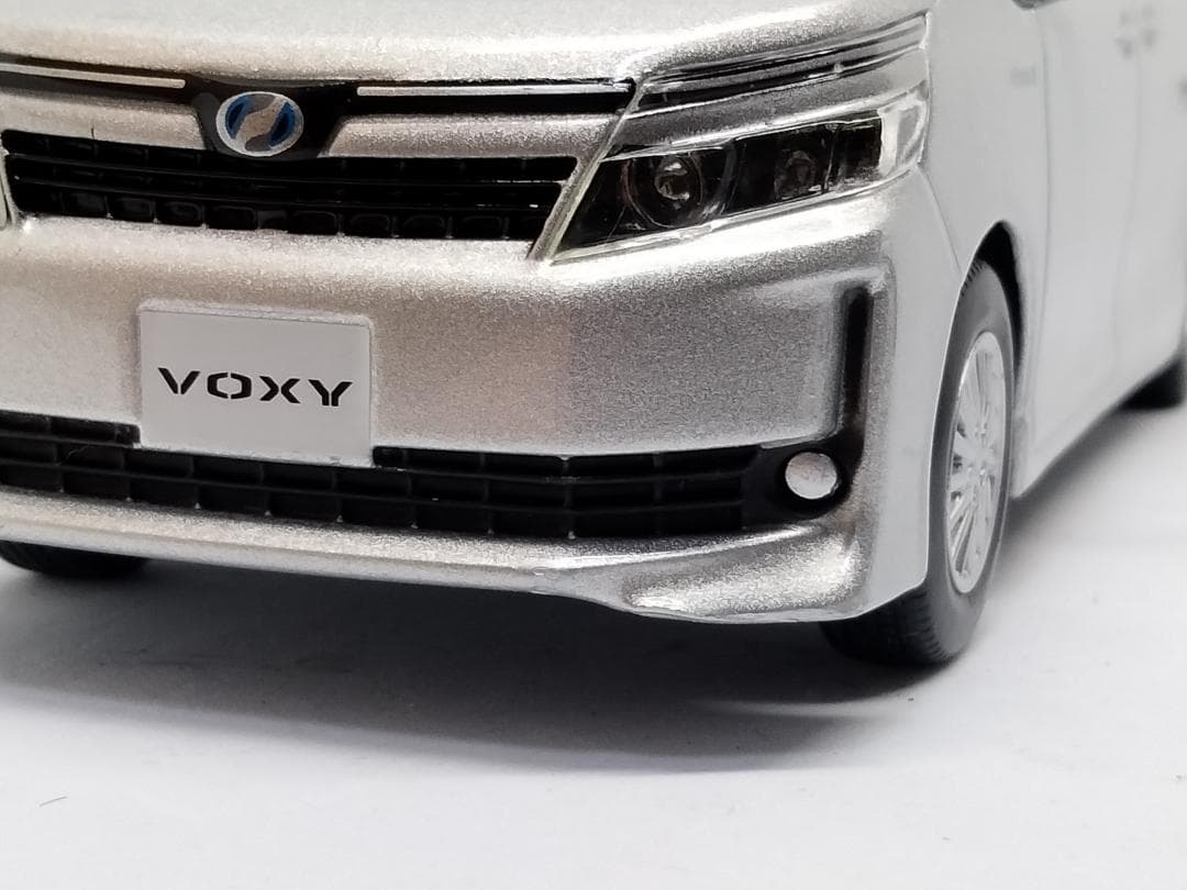 トヨタ ヴォクシー V カラーサンプル 1/30 ミニカー