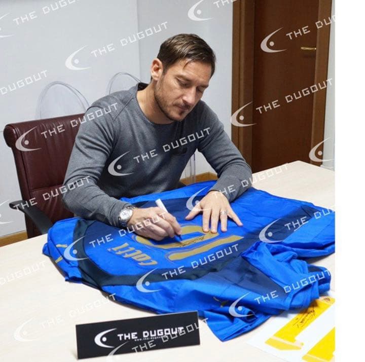 【保証書付】限定販売トッティ直筆サイン入り イタリア代表 サッカー　ユニフォーム