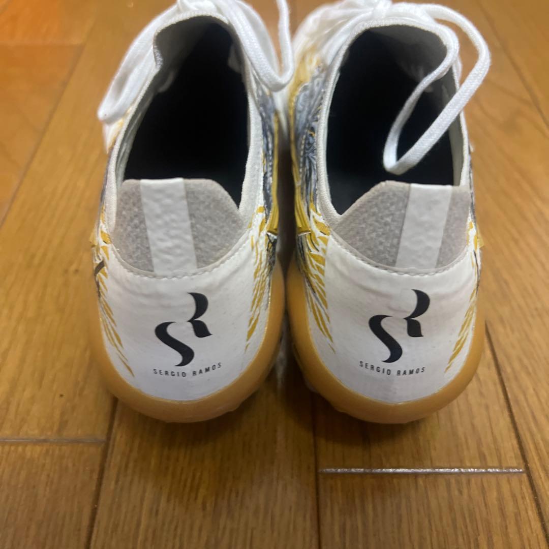 シューズ Mizuno Sergio Ramos