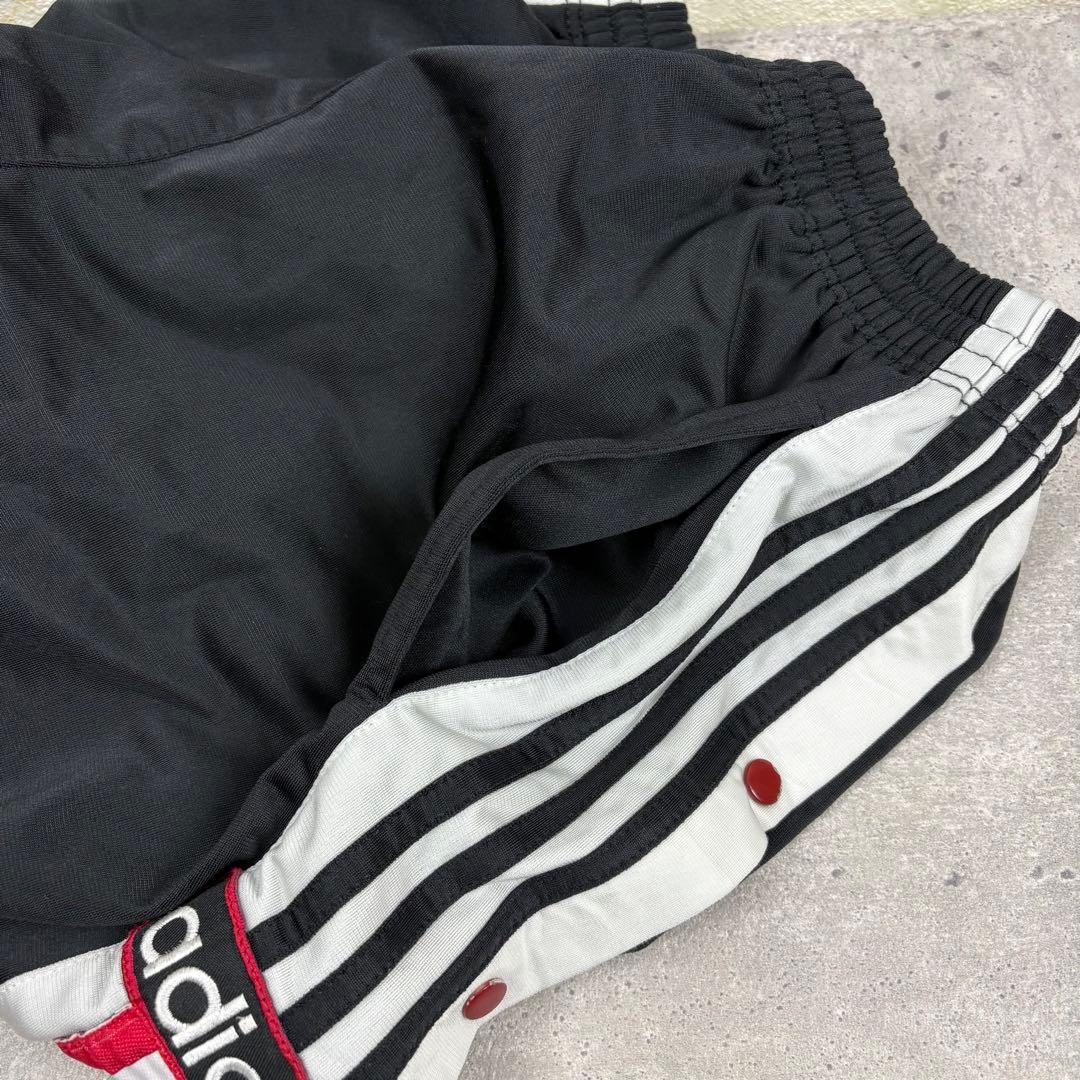 adidas サイドボタン パフォーマンスロゴのこのハーフパンツは希少