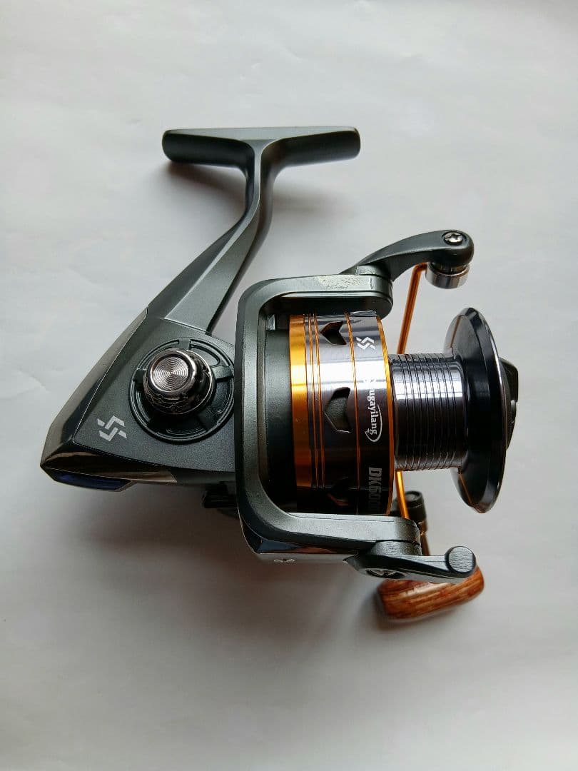 【新品未使用】スピニングリール ギ　　　　　ア比5.1:1アルミスプール木製ノブ