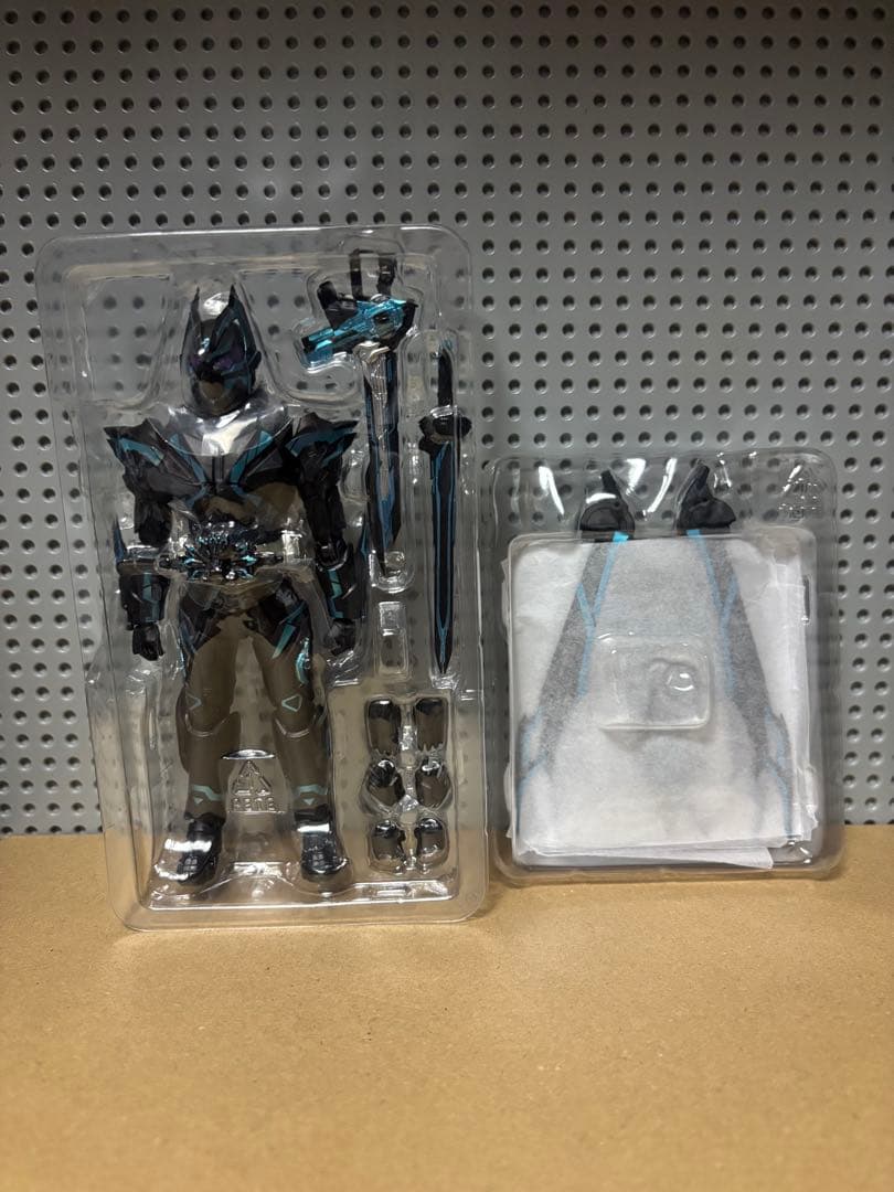 s.h.フィギュアーツ　クロスギーツ　仮面ライダーギーツ　可動フィギュア