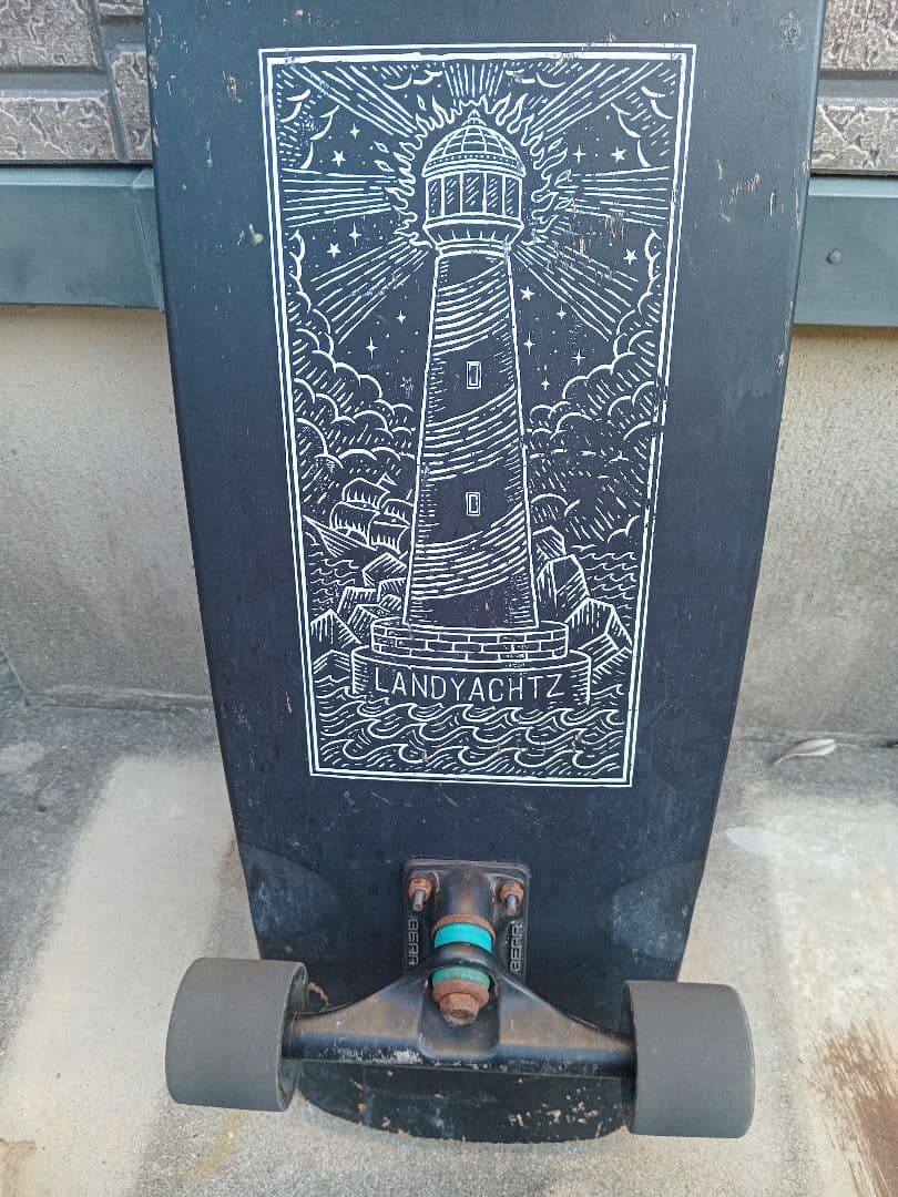 Landyachtz サーフクルーザー おしゃれな 灯台デザイン