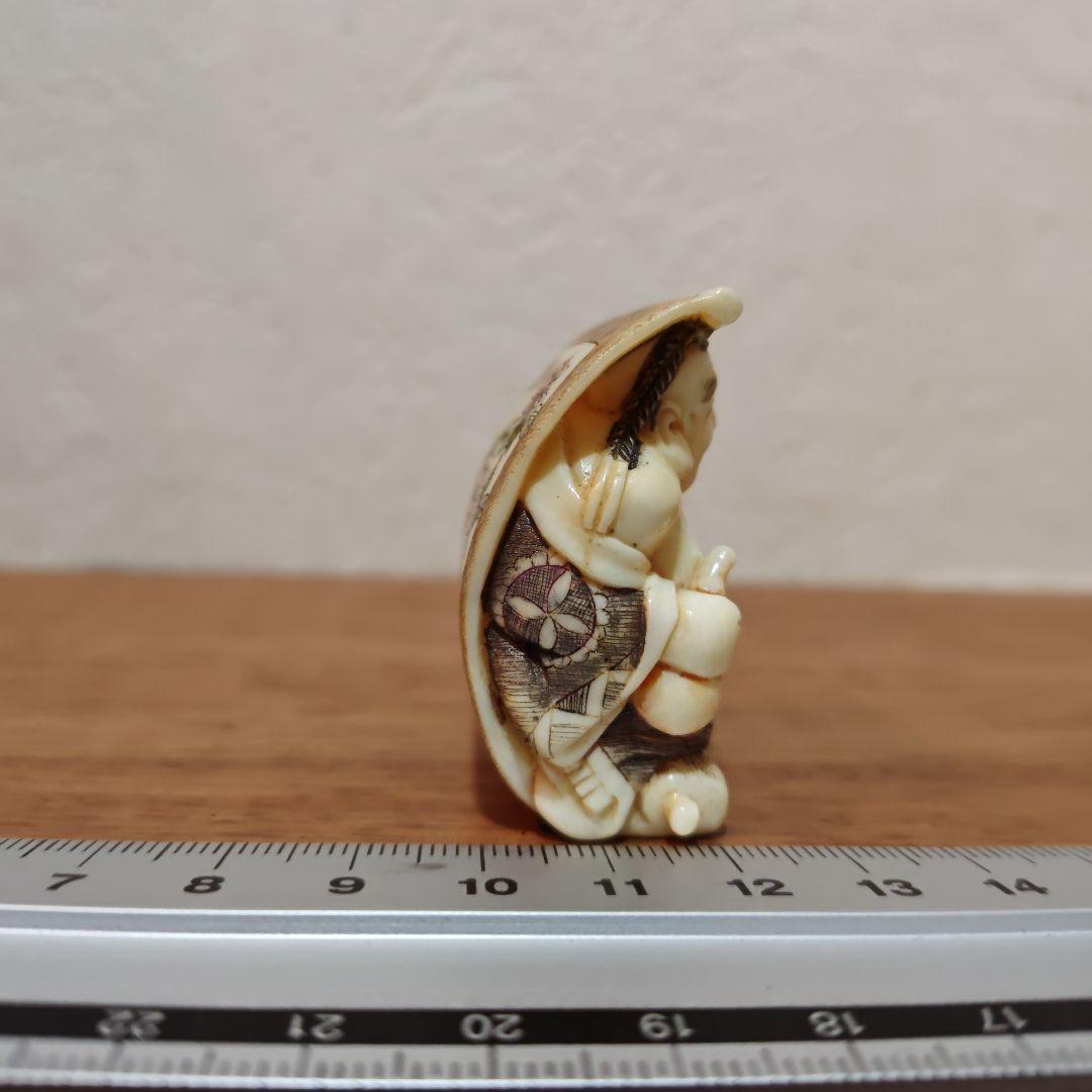 時代提物 七福神根付 天然材【掛け軸で寛ぐ茶目な布袋様】高4.5cm重38ｇ