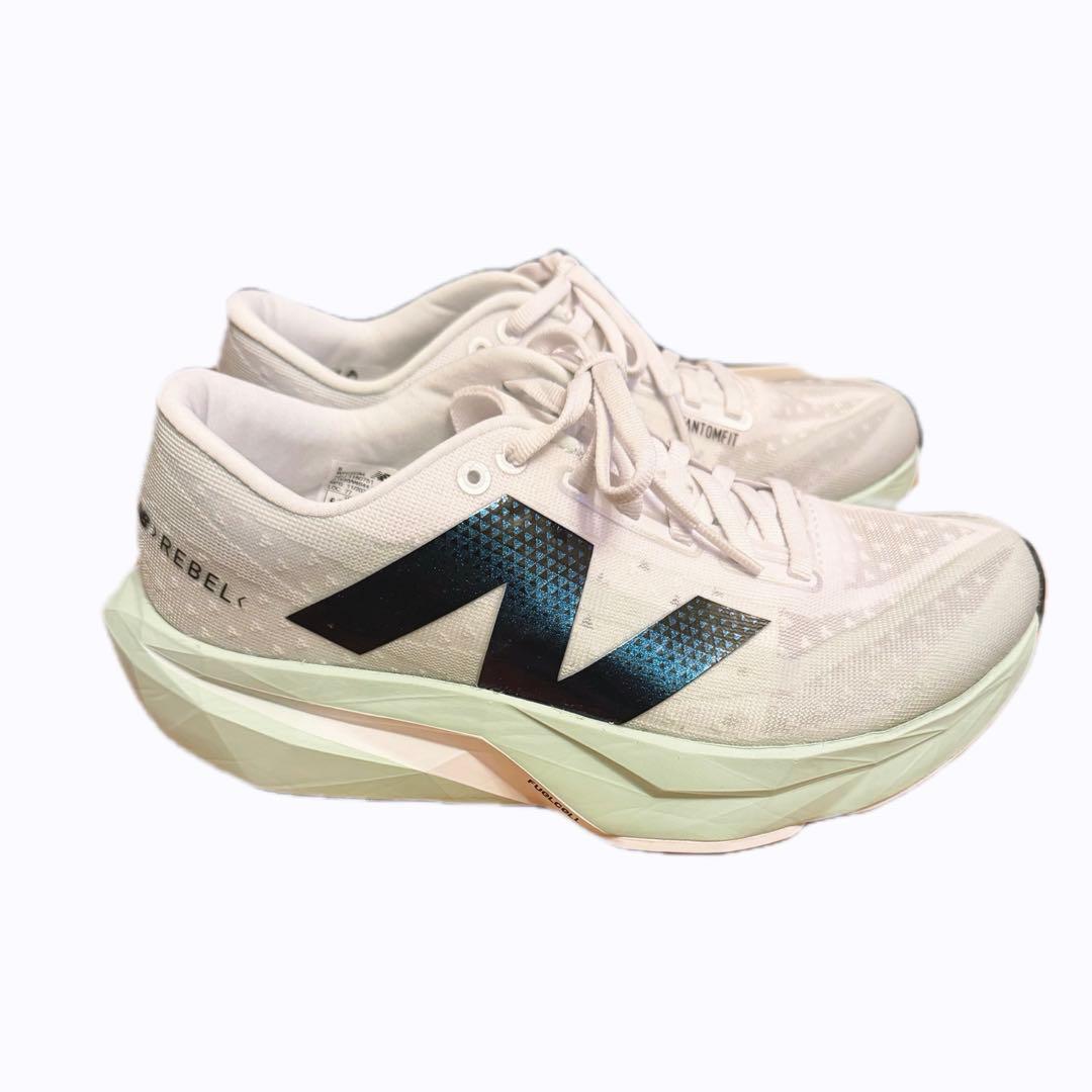 TO23センチNew Balance FuelCell Level v4