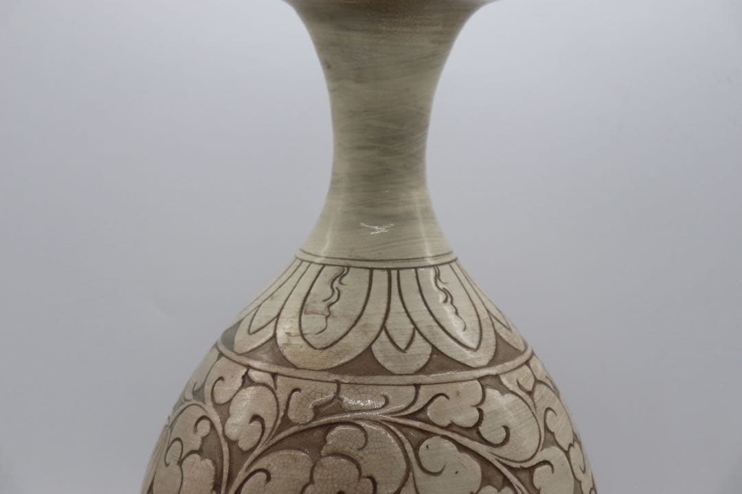 中国　磁州窯　掻き落とし花卉紋瓶　高さ約32.2cm 送料込み260406