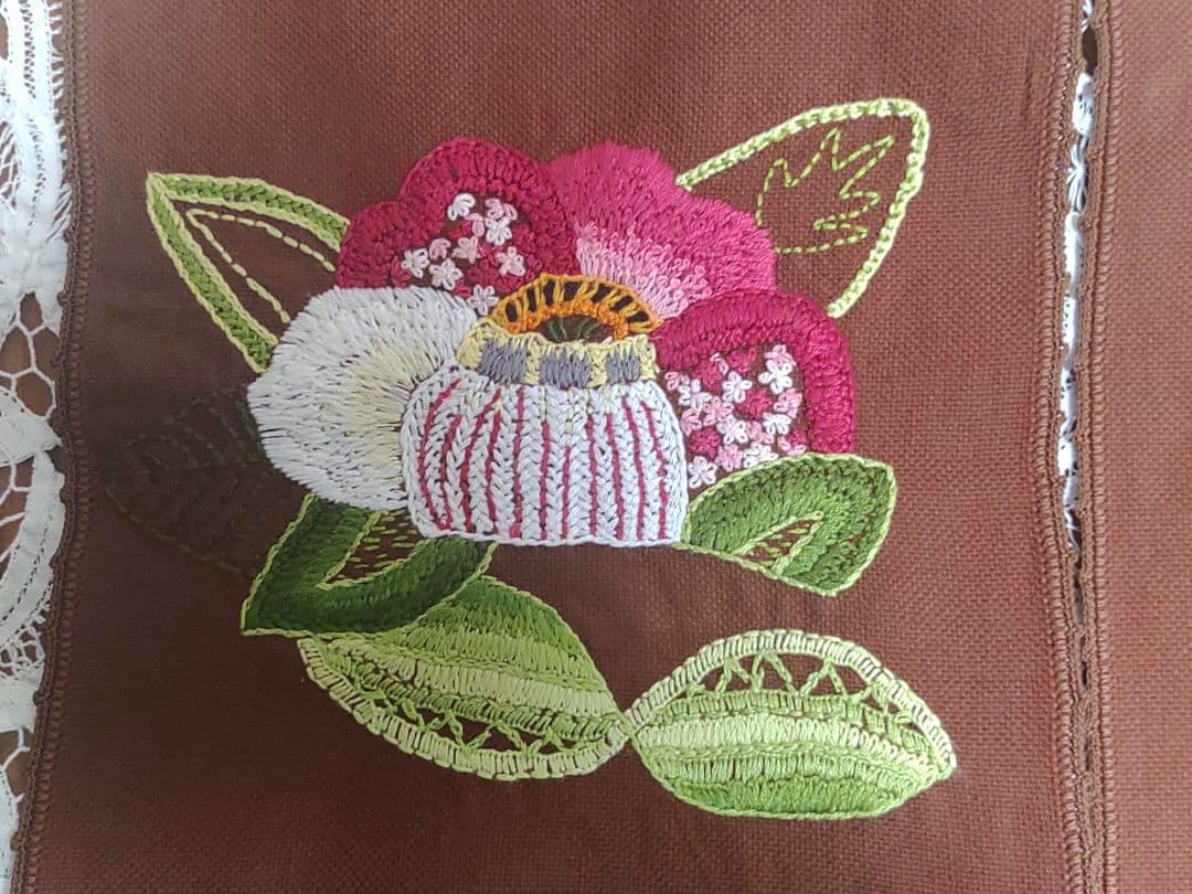 ハンドメイド 手刺繍 ブラウン 椿 花柄 4つ割れ 手編みレース縁取り のれん