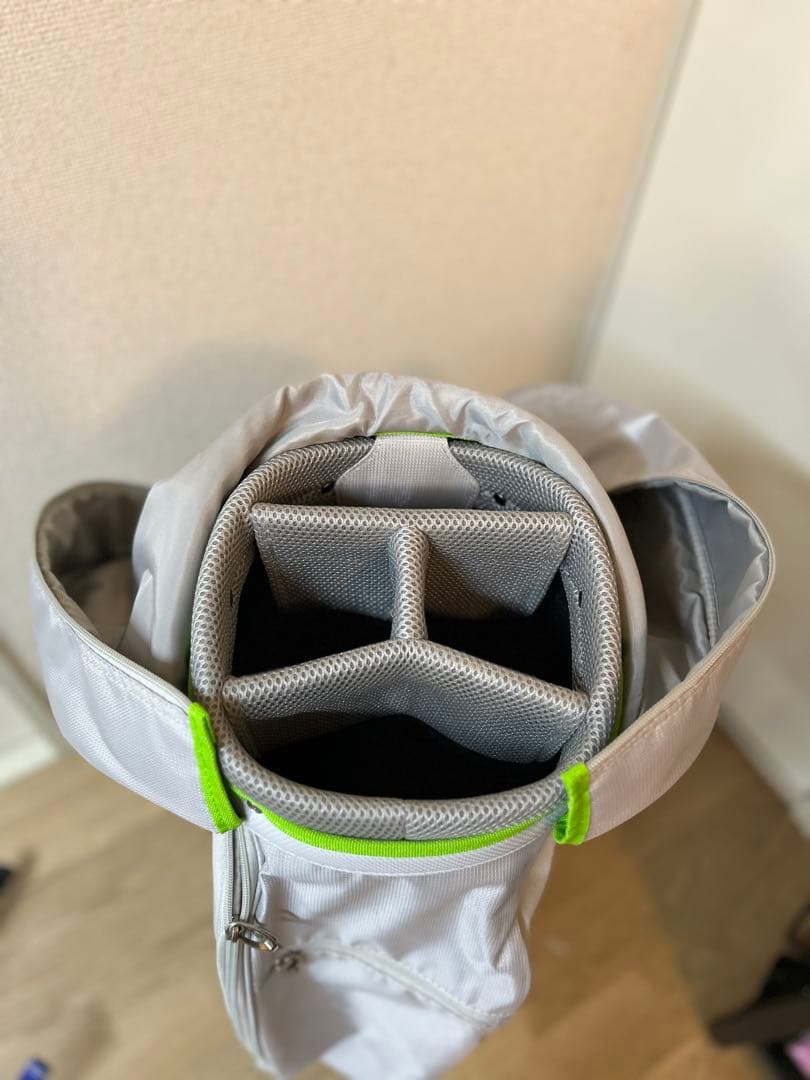 定価半額以下TaylorMade テーラーメイド　ゴルフバッグ・キャディバッグ