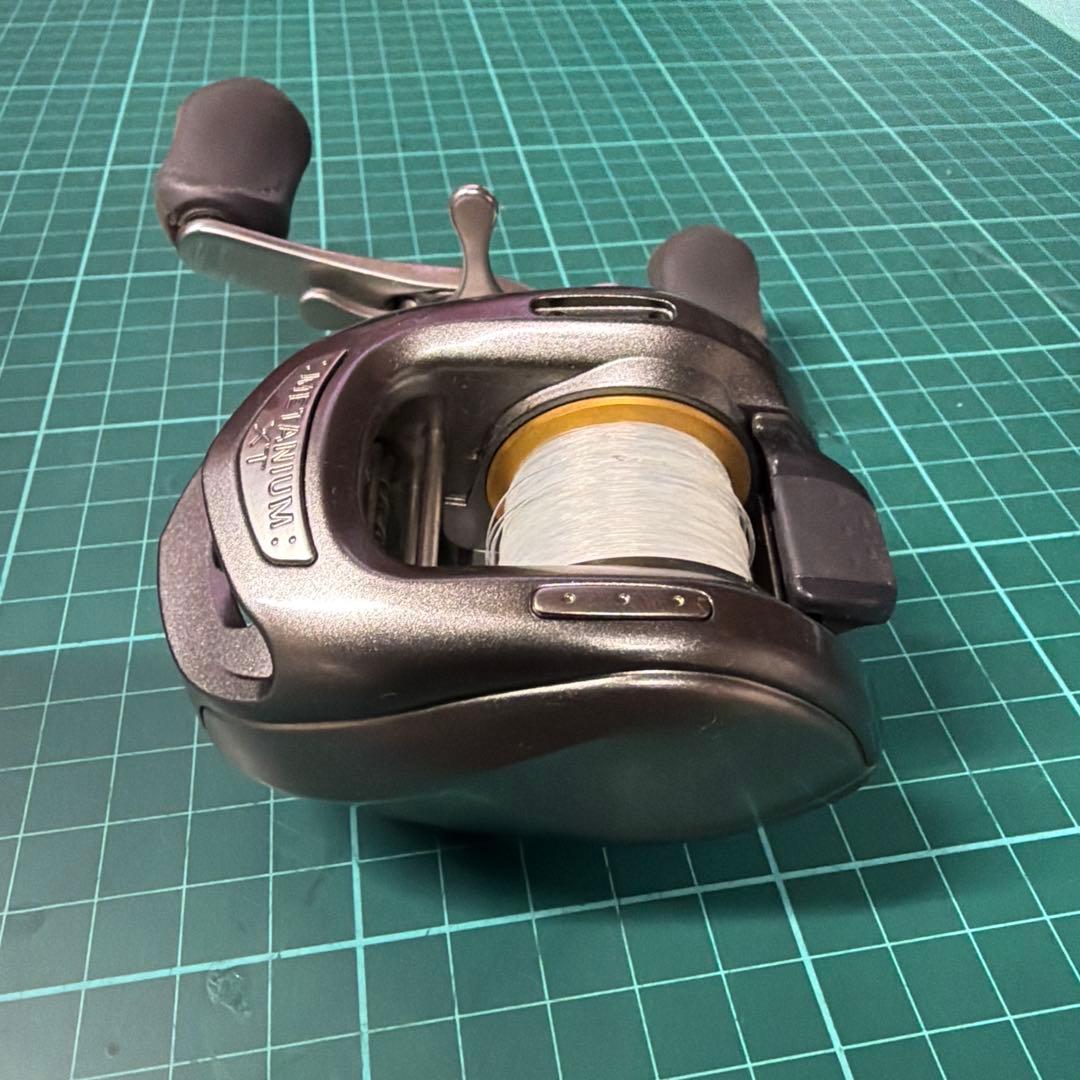 シルバー NIUM XT ベイトリール A-RB搭載