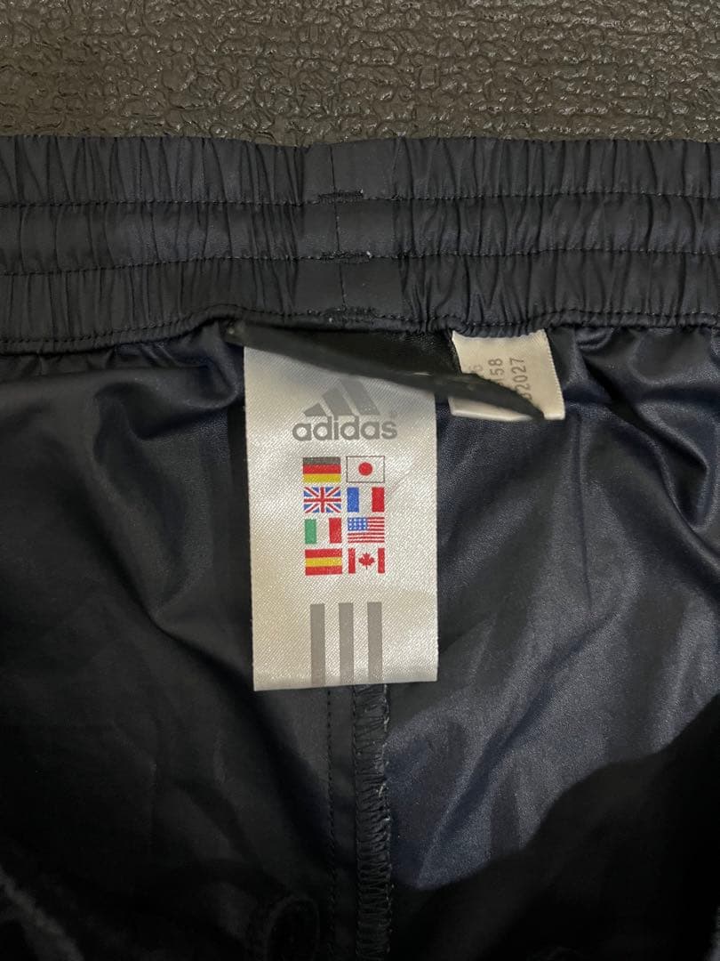 adidas パフォーマンスロゴ 万国旗　ナイロンセットアップ ダークグレー