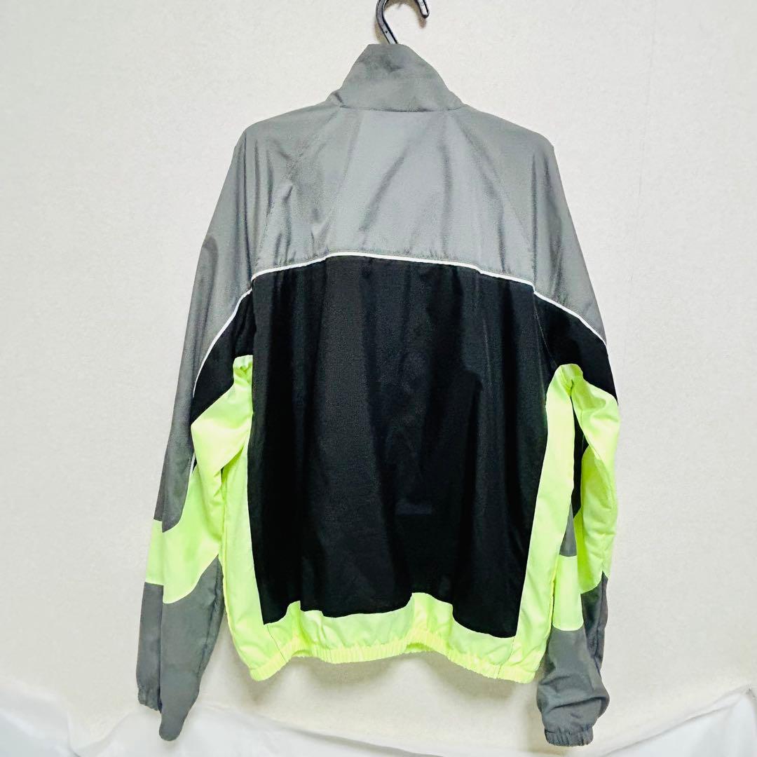 NIKE 多様なシチュエーションで映えるウォームアップジャケット新品同様下札付