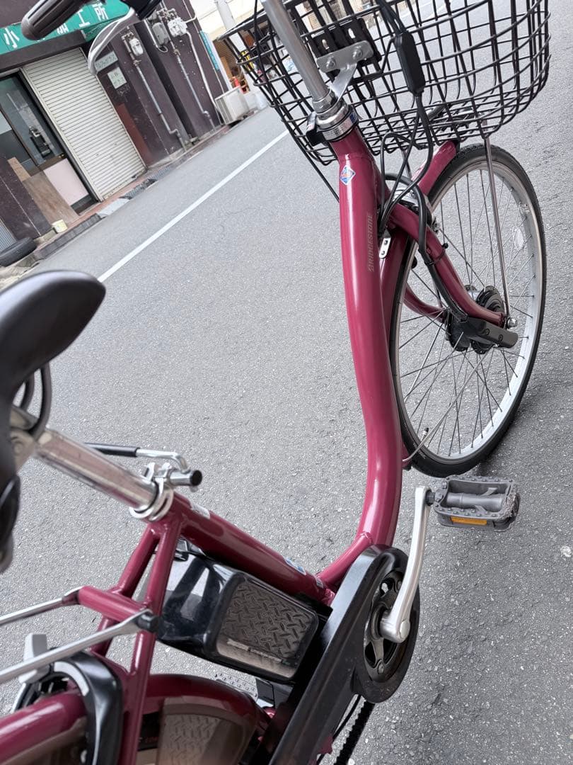 大阪府　ブリヂストン　電動アシスト自転車 ワインレッド 前カゴ付き