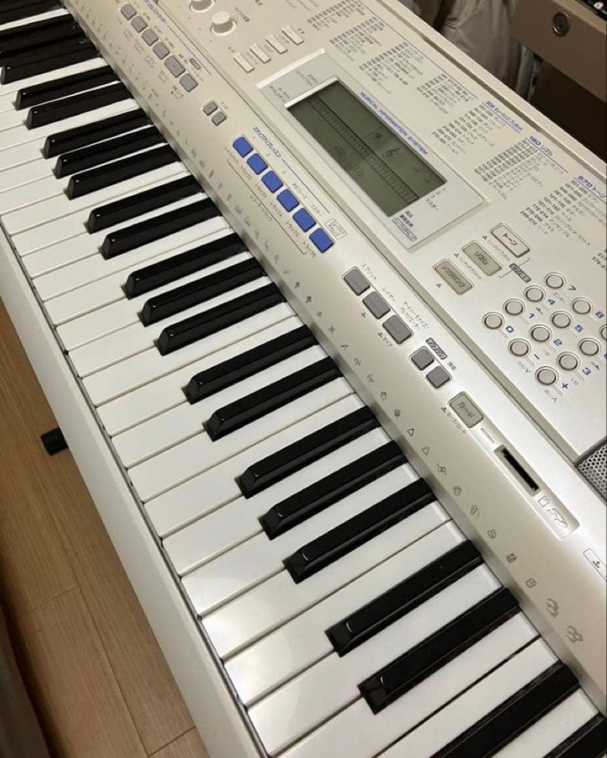 【最終値下げ】ホワイト電子キーボード スタンド付き