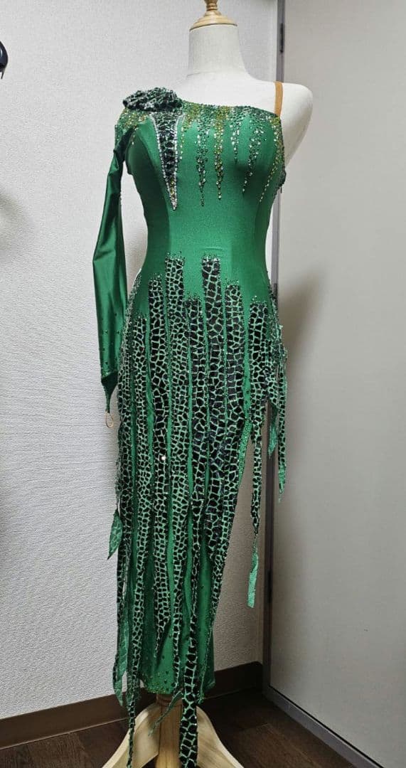 社交ダンス　ラテンドレス　緑