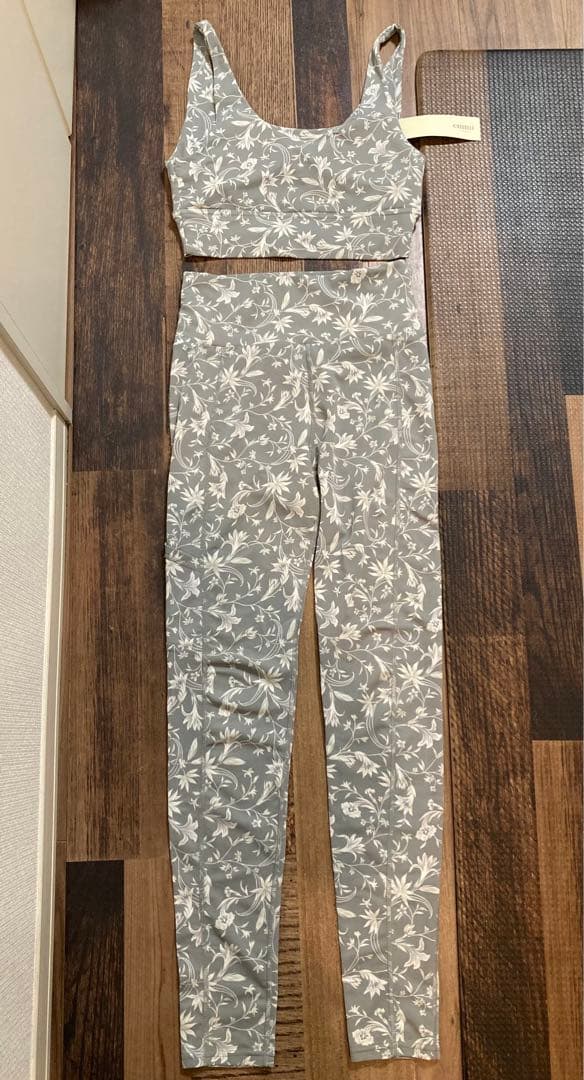 新品　emmi yogaエミヨガ　ヨガウェア　ラくすみグリーングレー　サイズ0S
