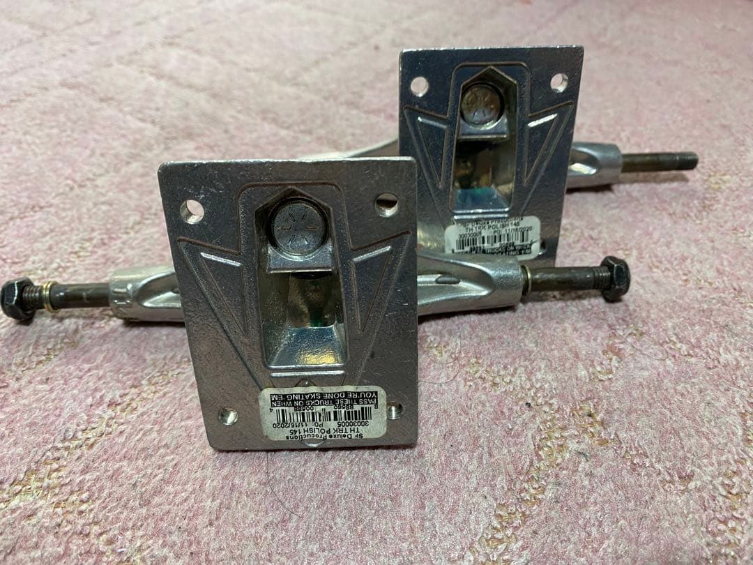 【訳アリ品】新品未使用THUNDER TRUCK HOLLOW 145 HI