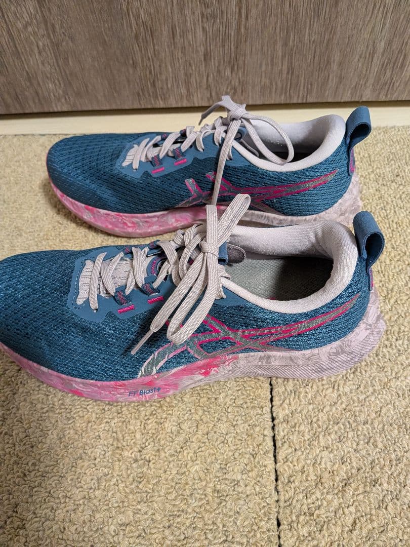 【値下しました】超美品！ASICS ヌーサトライ16 26.0 cm 青/ピンク