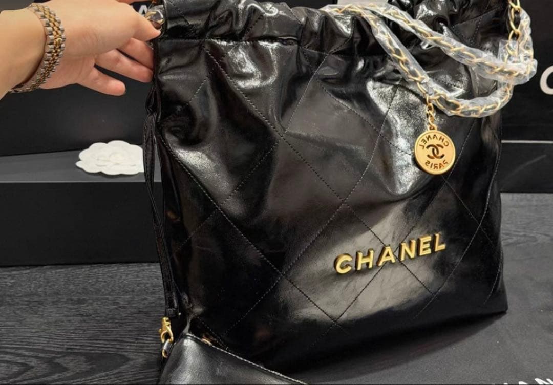 CHANEL ブラック キルティング ショルダーバッグ 35 x 37 x 7