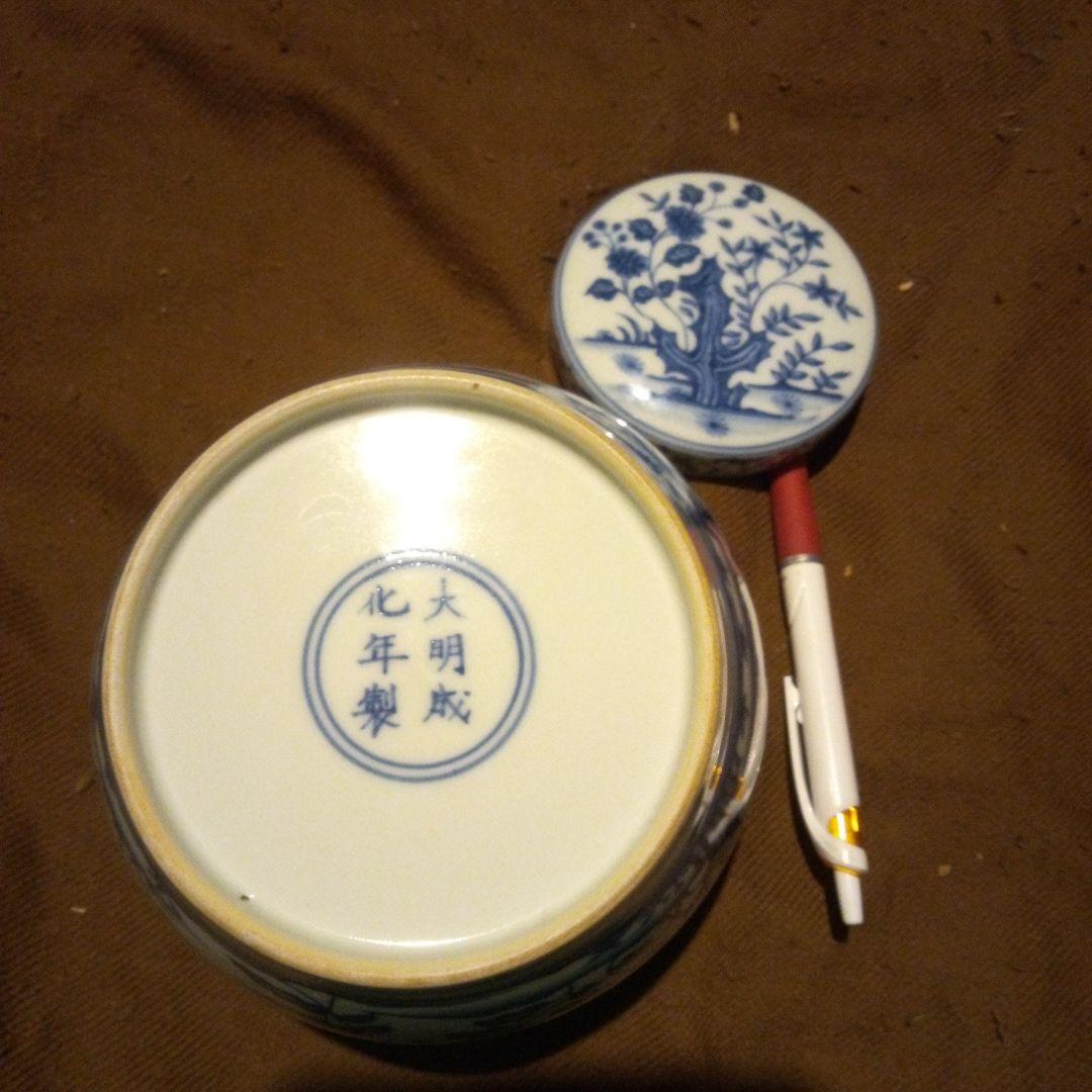 とし　中国陶磁器　明成化　青と白の花柄 陶器の蓋付き壺