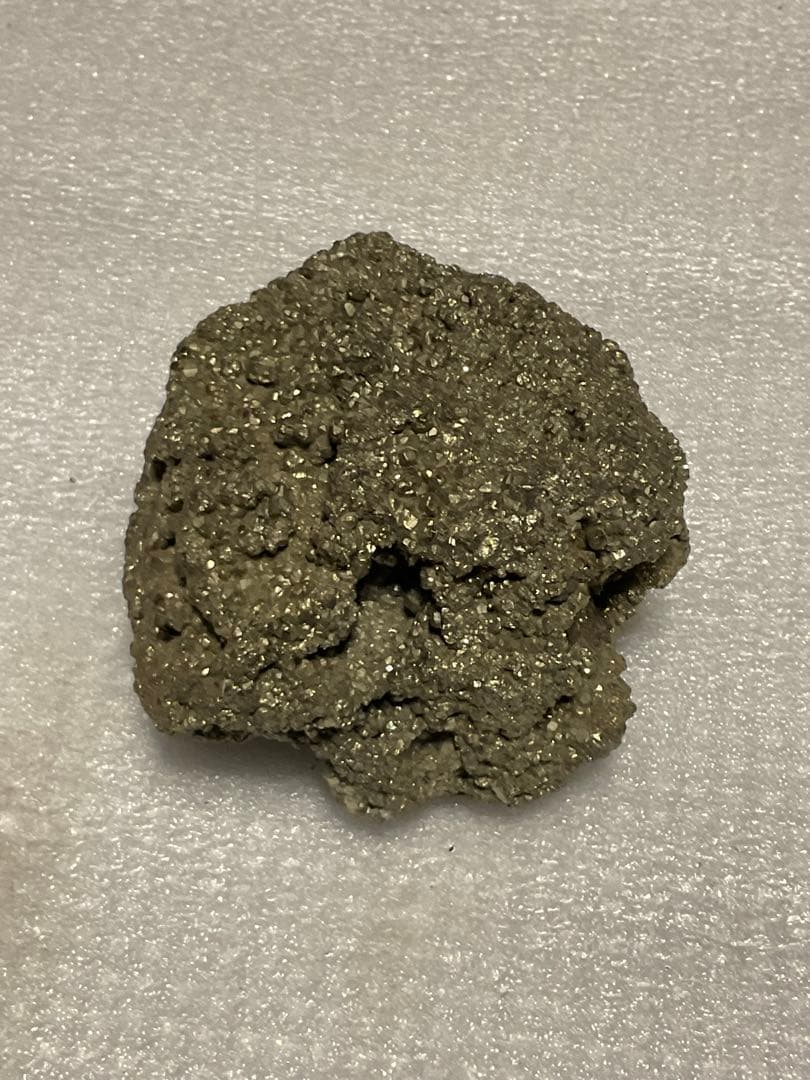 パイライト鉱石・0.7kg【全体的に輝く美しい鉱石となります、美品　インテリア】