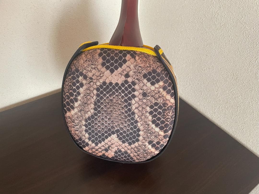 赤い棹の三味（さんしん）　知念大工（（チニンデーク）型